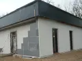 Budowa domu ze styropianu. Trwa ocieplanie ścian i przygotowanie dachu. Zastanawiasz się, ile kosztuje dom ze styropianu?