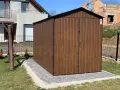 Solidny fundament pod domek narzędziowy, wykonany z kostki brukowej, zapewnia stabilność i estetykę.