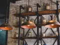 Industrialne lampy wiszące nad półkami ze słoikami. Dowiedz się, jak wyczyścić abażur z lampy, by odzyskał dawny blask.