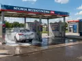 Nowoczesna myjnia bezdotykowa 24h, gdzie auto jest myte pianą. Zastanawiasz się, ile kosztuje postawienie myjni samochodowej? To miejsce daje odpowiedź.