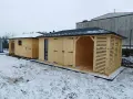 Drewniana altana z ażurowymi ścianami i solidnym dachem, obok budynek gospodarczy.