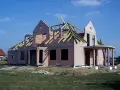 Budowa domu z keramzytu w toku. Zastanawiasz się, ile kosztuje dom z keramzytu? Oto jego stan surowy otwarty.