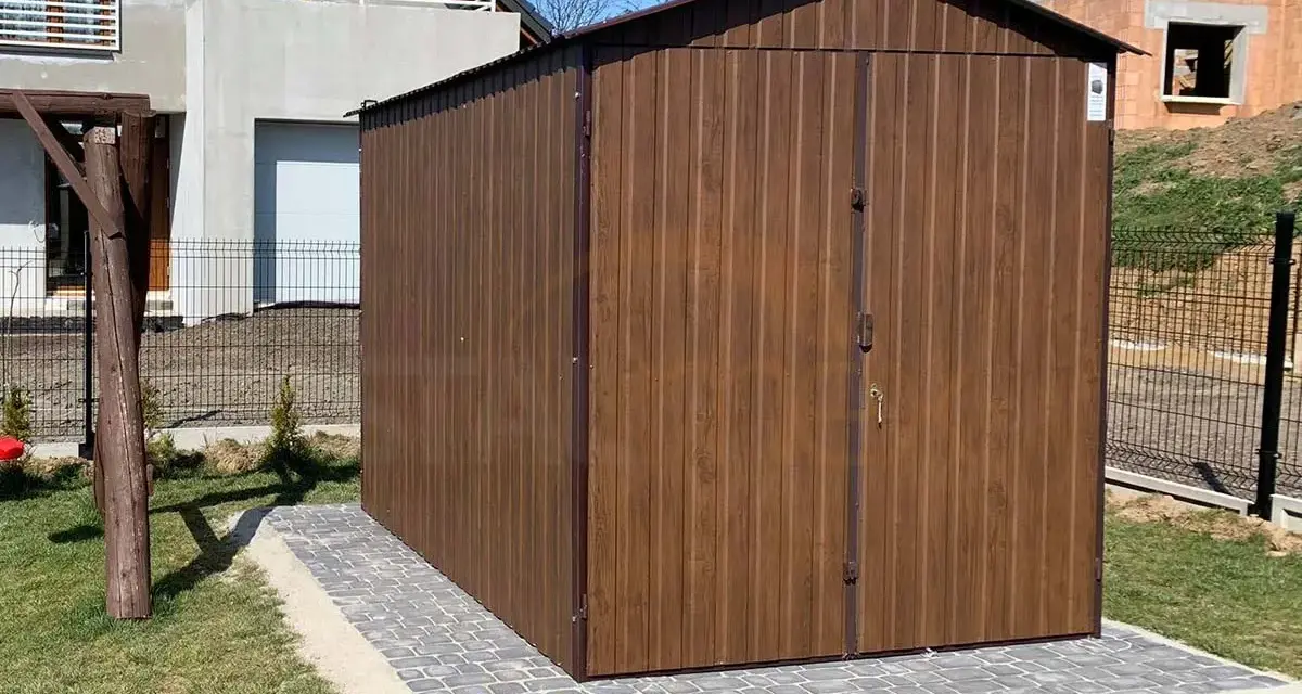 Solidny fundament pod domek narzędziowy, wykonany z kostki brukowej, zapewnia stabilność i estetykę.