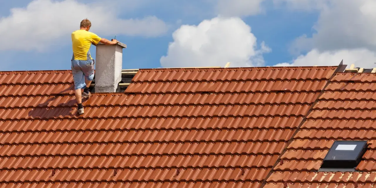 Budowa komina na dachu. Zastanawiasz się, ile kosztuje budowa komina?
