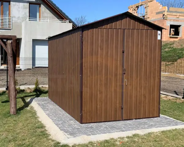 Solidny fundament pod domek narzędziowy, wykonany z kostki brukowej, zapewnia stabilność i estetykę.