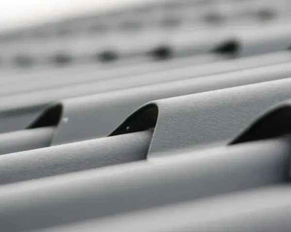 Szare, faliste pokrycie dachu altanki, idealne jako czym pokryć dach altanki. Nowoczesne i trwałe rozwiązanie.