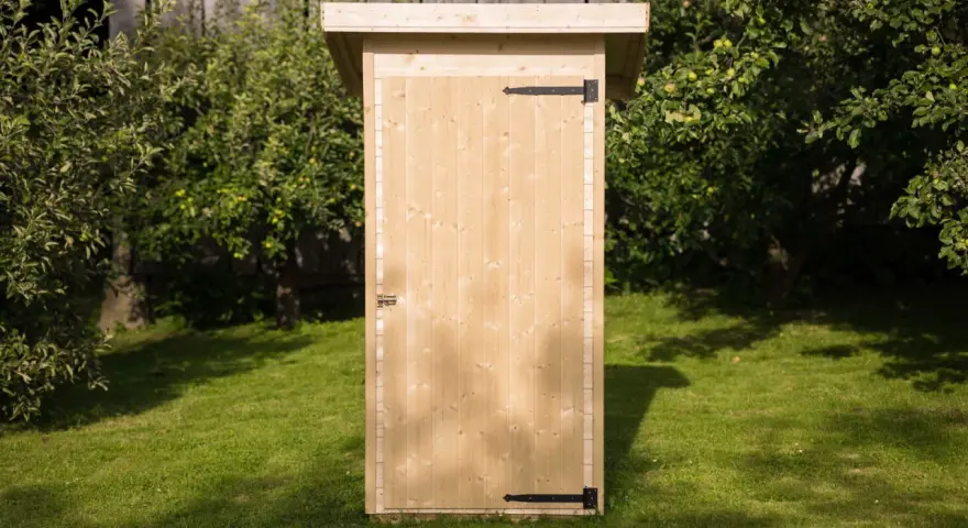 Drewniane wc na działce, idealne do ogrodu. Poznaj jego wymiary i ciesz się komfortem.