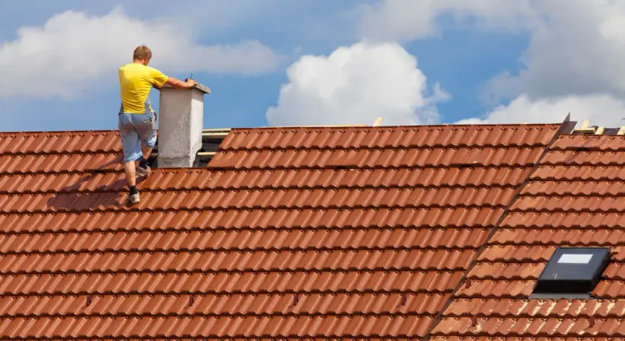 Budowa komina na dachu. Zastanawiasz się, ile kosztuje budowa komina?