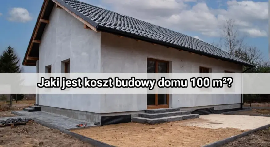 Niedokończony dom z szarym tynkiem i czarnym dachem, otoczony placem budowy.