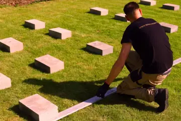 Ustawianie bloczków betonowych na trawniku to pierwszy krok, jak zrobić podłoże pod domek ogrodowy. Precyzyjne rozmieszczenie to klucz do stabilnej konstrukcji.
